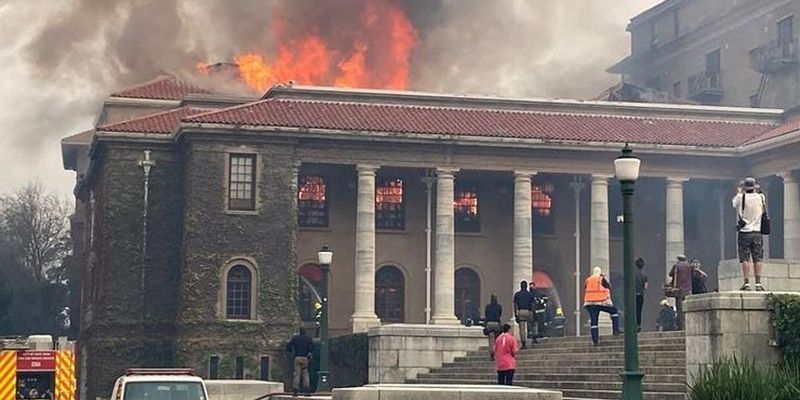 В ЮАР из-за пожара началась эвакуация жителей столицы