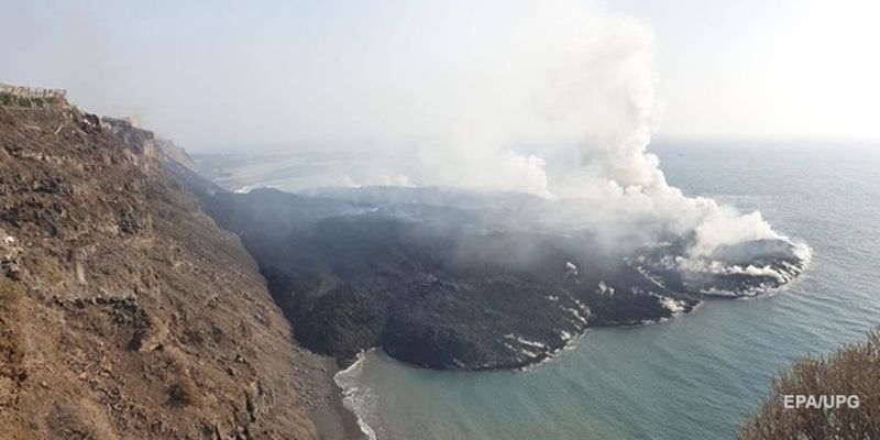 На Канарах лава из вулкана образовала новый полуостров в океане