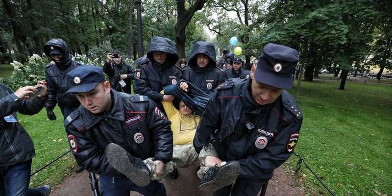 В Росії затримали учасників акції на підтримку України