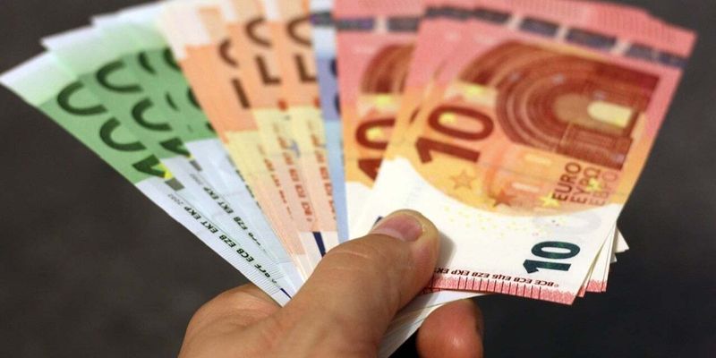 Евро резко подешевел на 24 копейки: курс валют в Украине 8 ноября