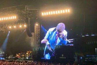 "Я не могу петь": Элтон Джон прервал свой концерт в Новой Зеландии со слезами на глазах