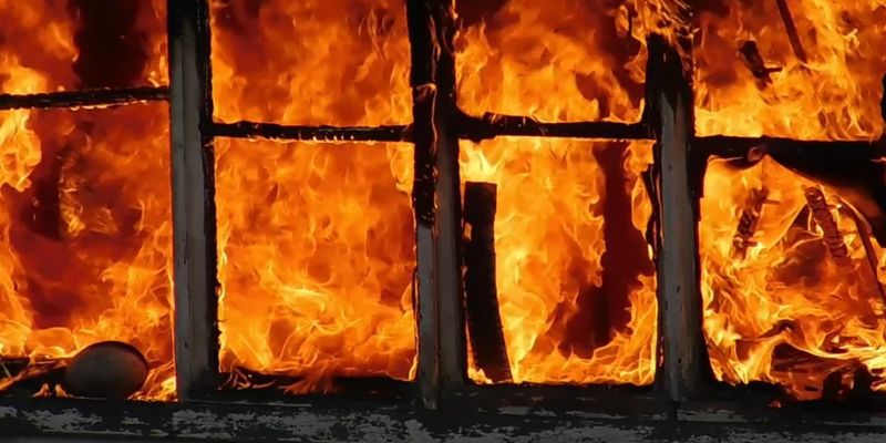 Пожар в доме в Донецкой области: двух детей госпитализировали