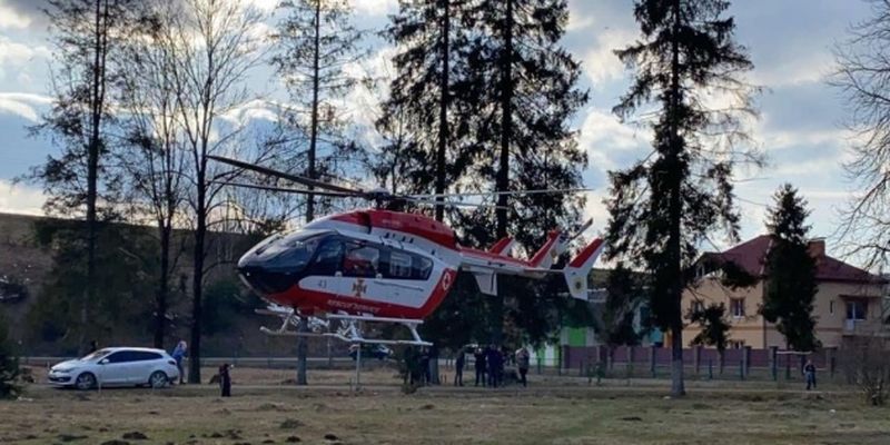 Впервые в Украине: на Львовщине пациентку доставили в больницу вертолетом