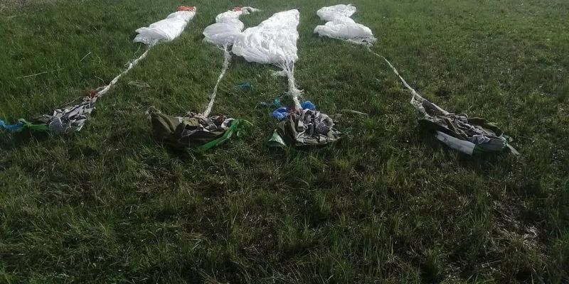 На границе с Россией обнаружили сумки с парашютами