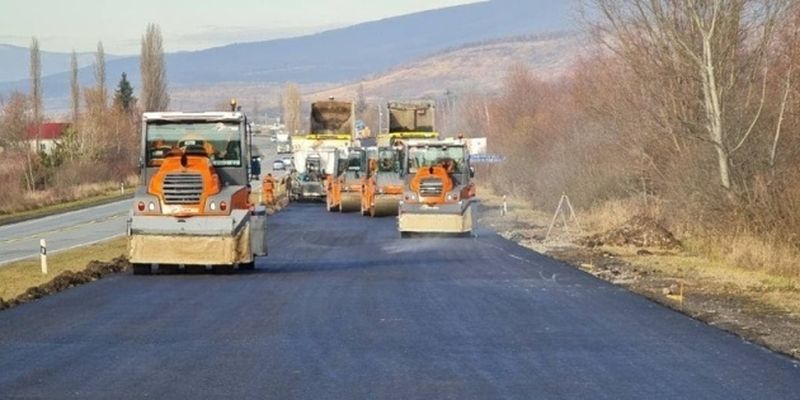Разбитую международную трассу Киев-Чоп начнут ремонтировать с участков в горах