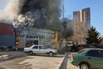 В Киеве - пожар на территории бывшей фабрики "Каштан"