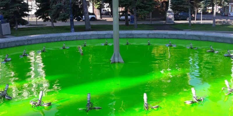 Невідомі пофарбували фонтани на столичному Майдані незалежності