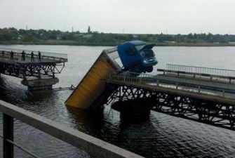 Укравтодор обещает понтонную переправу возле моста, который обвалился в Алексеевке
