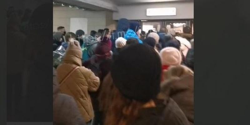 Переполненные станции киевского метро показали на видео