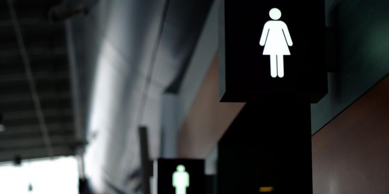 Россиянку задержали за антивоенную надпись в женском туалете