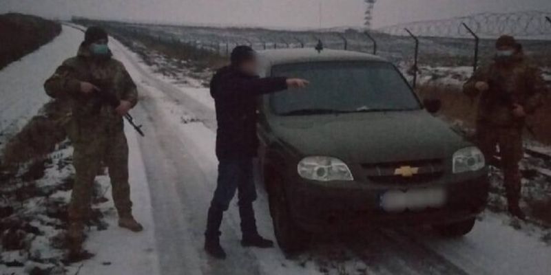 Россиянин спрятался в сугробе на границе с Украиной: видео