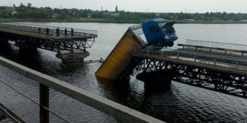 Укравтодор обещает понтонную переправу возле моста, который обвалился в Алексеевке