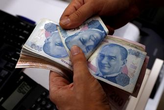 Сучасний Робін Гуд: у Стамбулі невідомий сплачує борги бідних і підкидає їм у будинки гроші