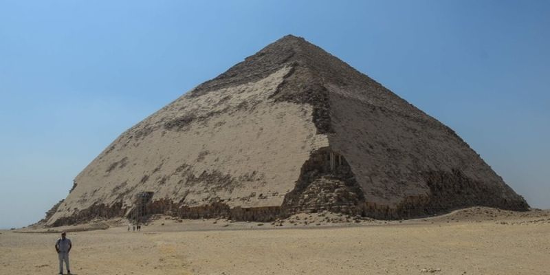 Туристы смогут попасть в "ломаную" пирамиду в Египте