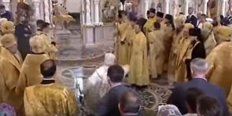 У черта скользкие копыта: украинцев повеселило видео падения в церкви главы РПЦ