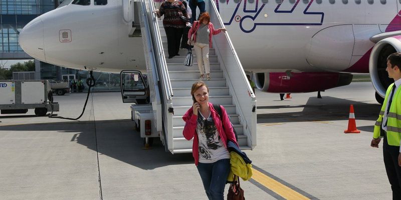 Аеропорт Кракова запустив в роботу стійки самостійної здачі багажу з українською мовою