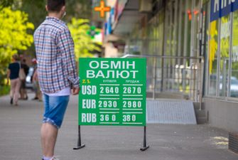 Валюта не нужна: почему украинцы больше продают доллары, чем скупают