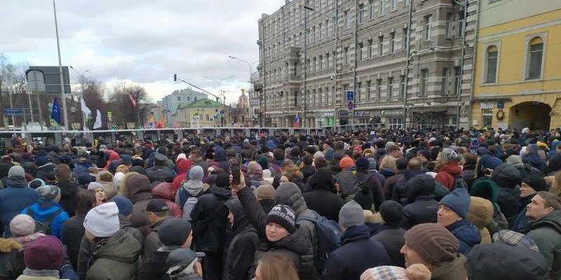 У центрі Москви на ході пам'яті Нємцова люди скандують "Росія без Путіна" та "свободу політв'язням"
