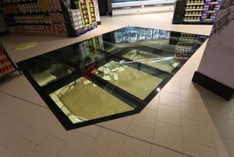 Супермаркет-музей: у Дубліні під скляною підлогою магазину покупці можуть побачити залишки тисячолітнього будинку вікінгів
