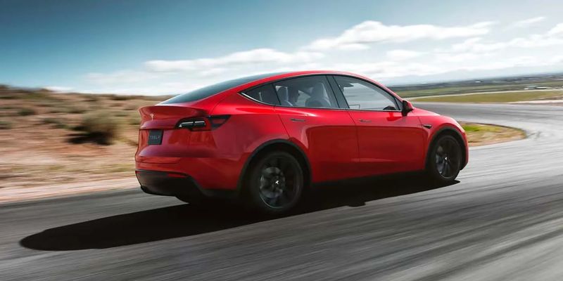 Tesla Model Y — самый популярный автомобиль в Европе в 2023 году и первый электрокар, который смог