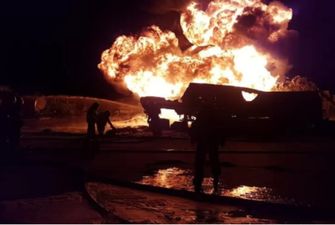 В Киеве горели автоцистерны с топливом: нефтепродукты разлились на огромной площади