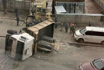 У Києві поблизу палацу «Україна» перевернувся самоскид з вантажем