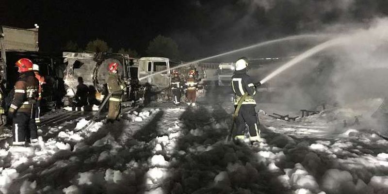 Рятувальники ліквідували масштабну пожежу автоцистерн у столиці
