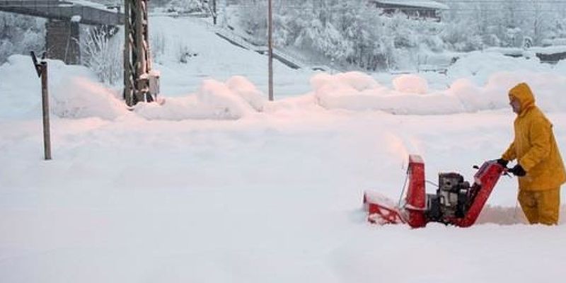 Из-за угрозы лавин и больших снегопадов в Австрии закрыли школы