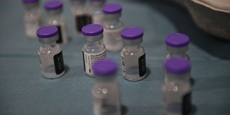 Україна чекає на першу партію вакцини Pfizer: препарат прибуде сьогодні