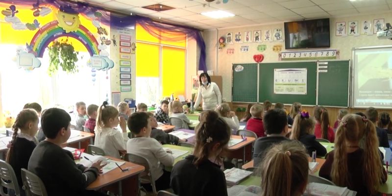 Украинским школьникам продлили обучение: будут вынуждены догонять программу летом