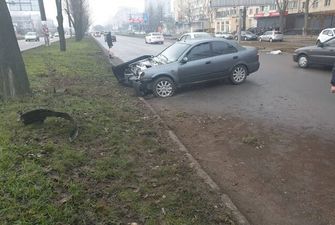 В Одессе авто врезалось в дерево и загорелось. Фото