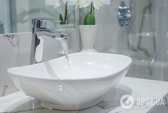 Действенное средство поможет отчистить сантехнику в ванной до блеска: лайфхак