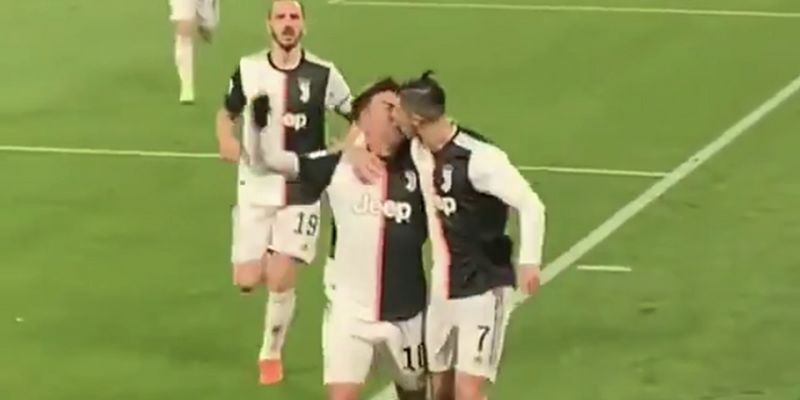 Прямо в губы: Роналду поцеловал одноклубника во время празднования гола, видео