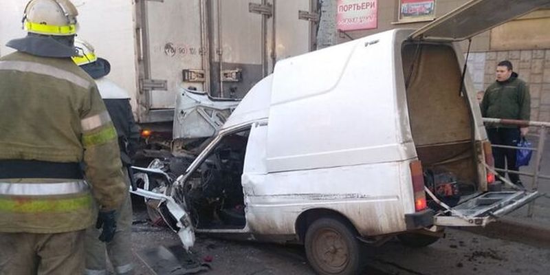 Водителя вырезали болгаркой: под Днепром случилось жесткое ДТП с пострадавшими