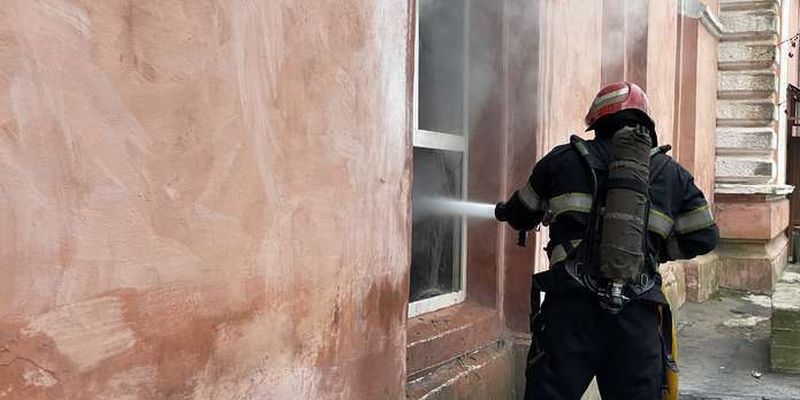 У лікарні в Чернівцях сталася пожежа: вогонь охопив 100 квадратів