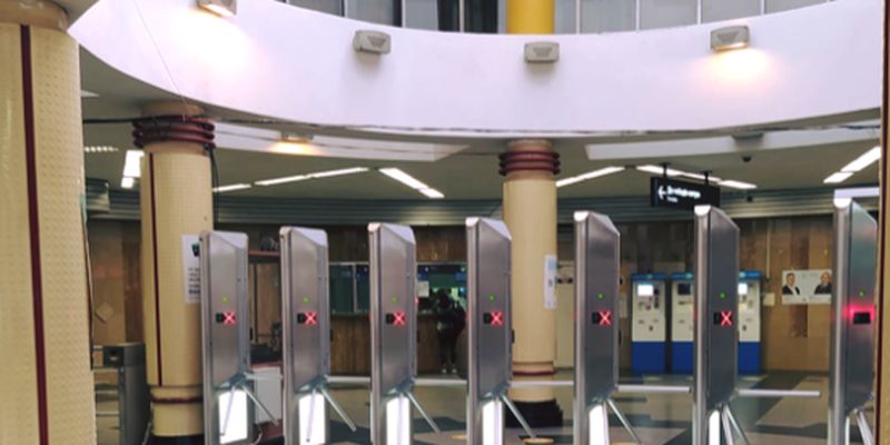 У метро Києва встановили турнікети-гіганти, через які неможливо перескочити