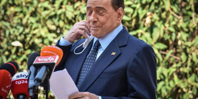 Берлускони упал в своей резиденции в Риме и попал в больницу