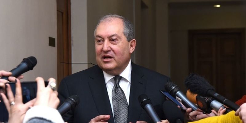 Президент Армении обратился в КС относительно увольнения главы Генштаба