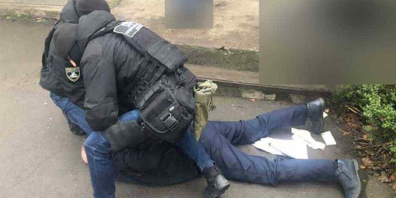 В Одесской области полицейский угрожал свидетелю и требовал взятку