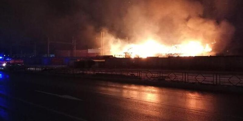 Мчит пожарный поезд: в России вспыхнули склады. Фото