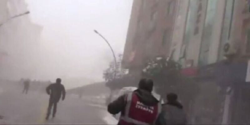 "Цифра не окончательная": количество жертв землетрясения растет, люди убегают от падающих зданий