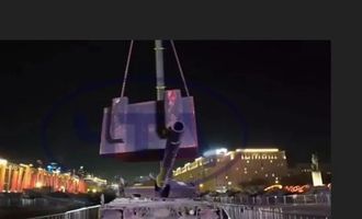 Сеанс победобесия: в Москве согнули дуло затрофеенному танку Leopard. ВИДЕО