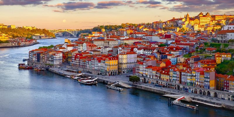 Португальские туристические города вводят налоги для туристов: какая стоимость