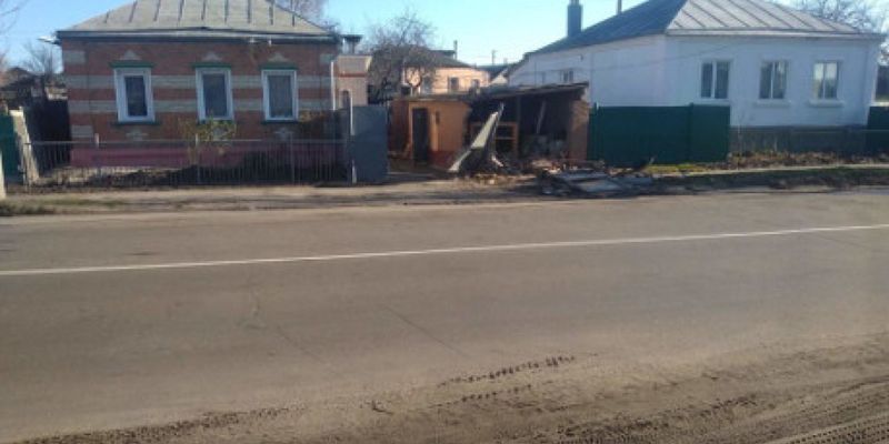 В Сумской области водитель Audi развалил кирпичную стену и снёс металлические ворота