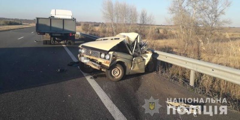 На Харківщині вантажівка влетіла у припаркований на узбіччі легковик