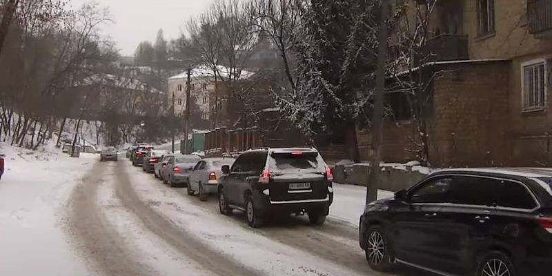 В Киеве горе-парковщик заблокировал улицу: ни проехать, ни пройти