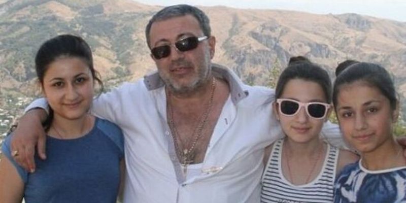 Били молотком и ножом: сестры Хачатурян рассказали страшные подробности убийства отца-насильника