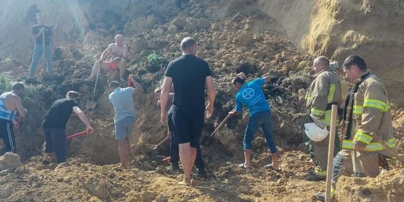 В Одесской области на пляже произошел оползень: под землей ищут людей
