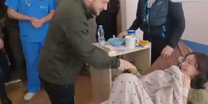 Зеленский посетил в больнице раненых при обстрелах на Киевщине