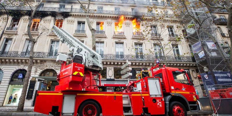 Рядом с Парижской оперой вспыхнул пожар